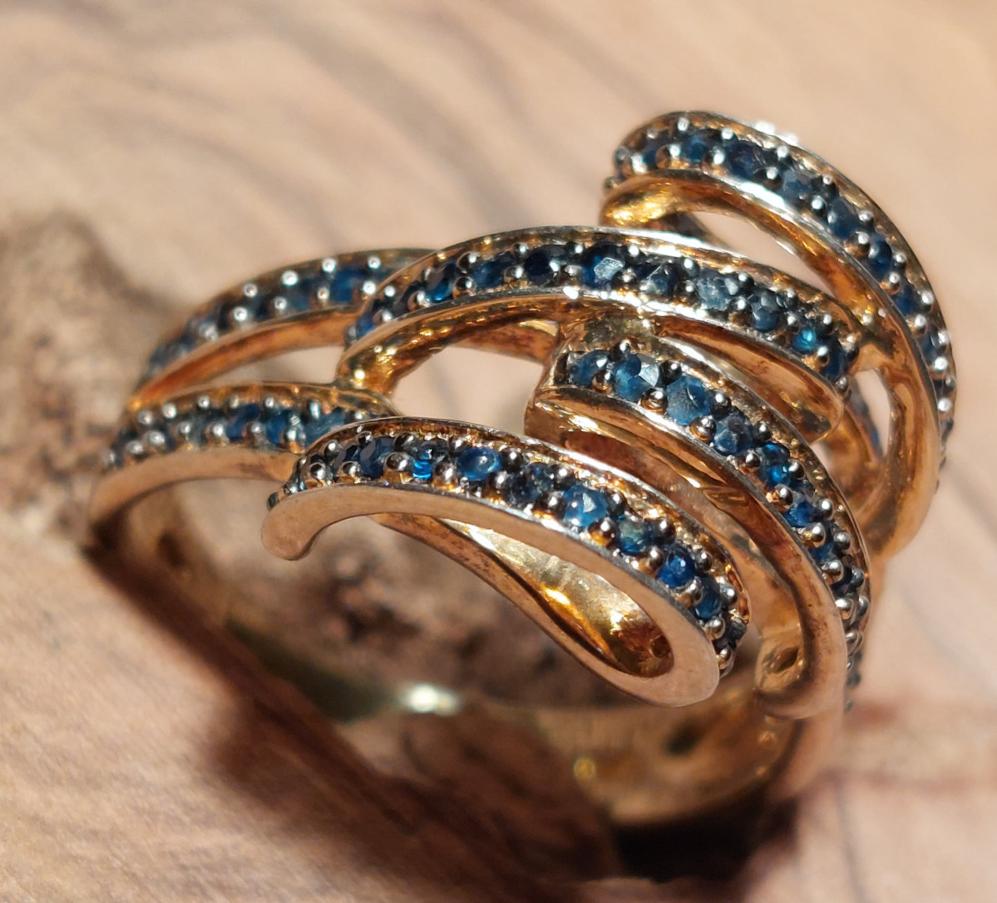 "Krøllet" vintagesølvring med blå sten
