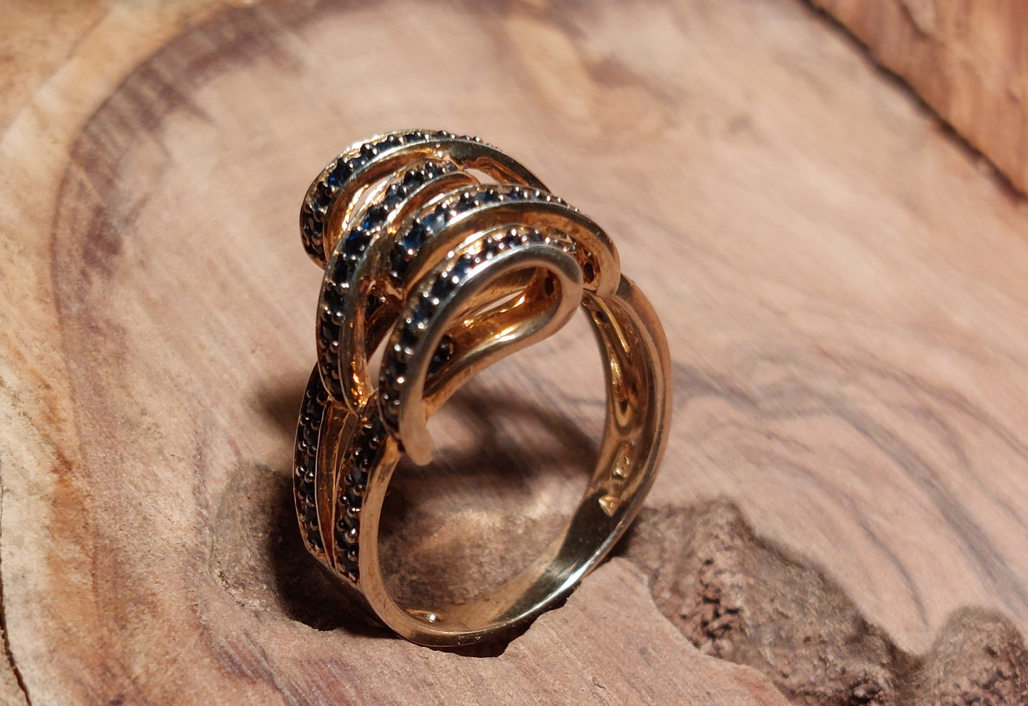 "Krøllet" vintagesølvring med blå sten