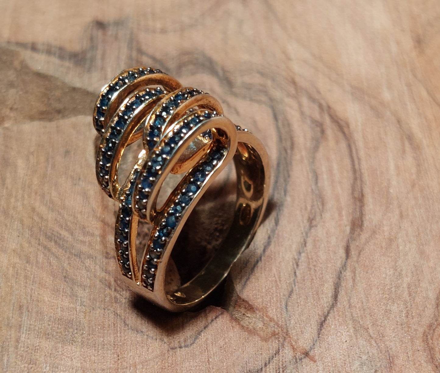 "Krøllet" vintagesølvring med blå sten