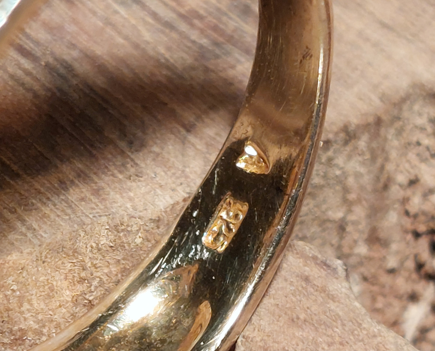 "Krøllet" vintagesølvring med blå sten