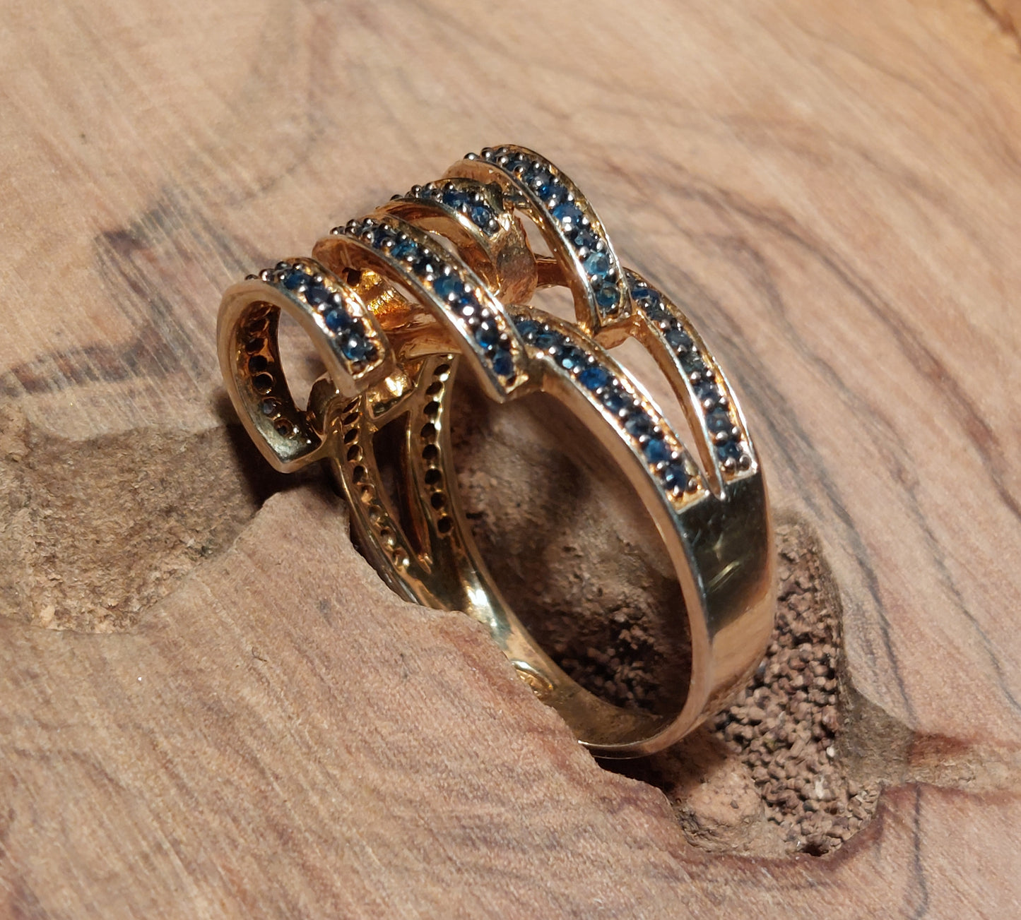 "Krøllet" vintagesølvring med blå sten