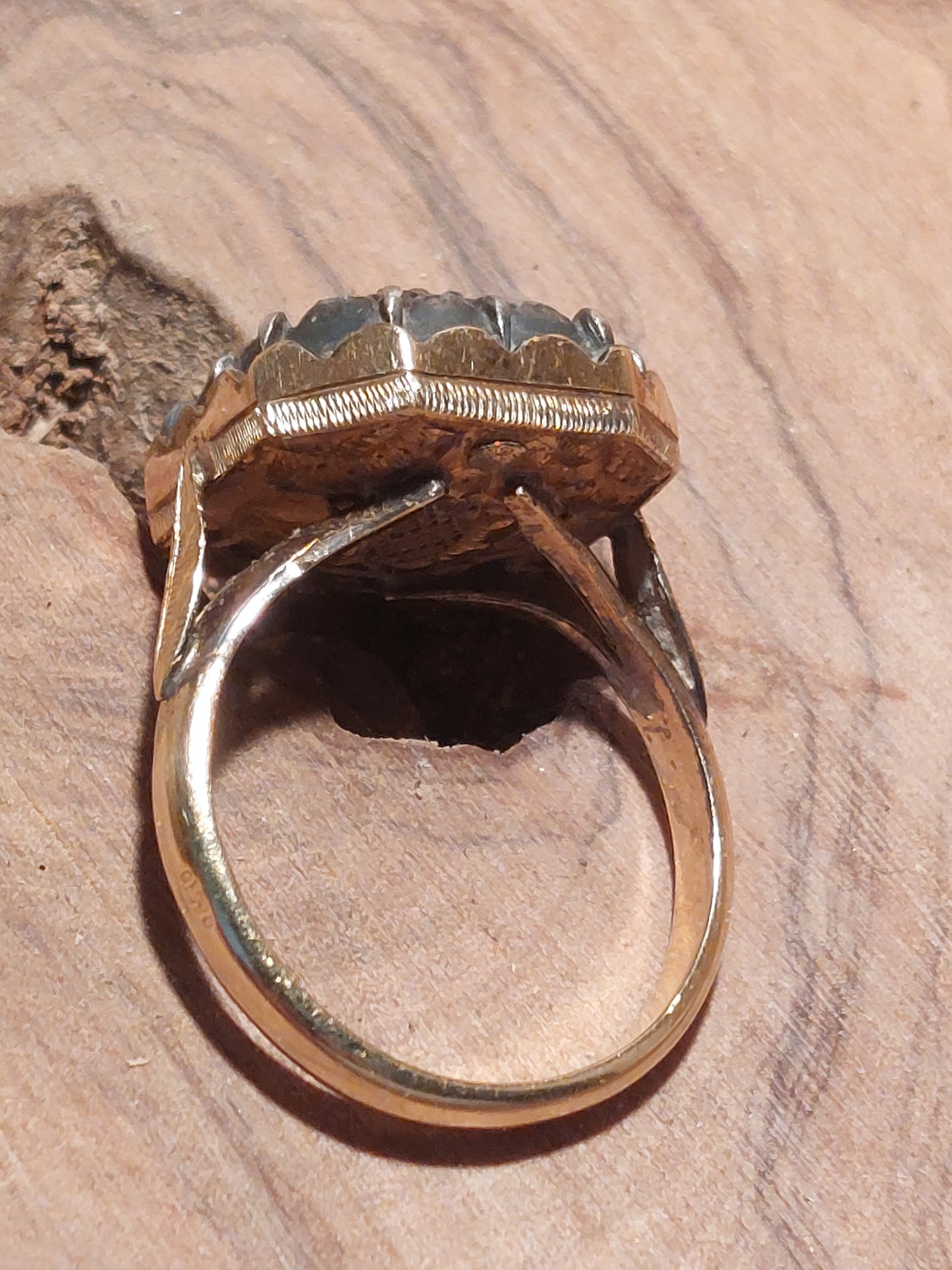 Antik 18 karat guldring med med smaragd og diamanter