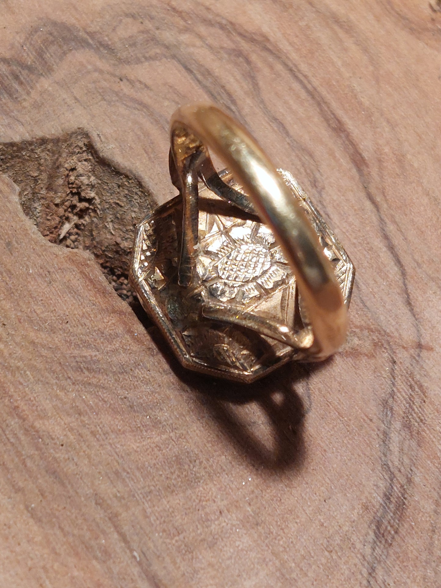 Antik 18 karat guldring med med smaragd og diamanter