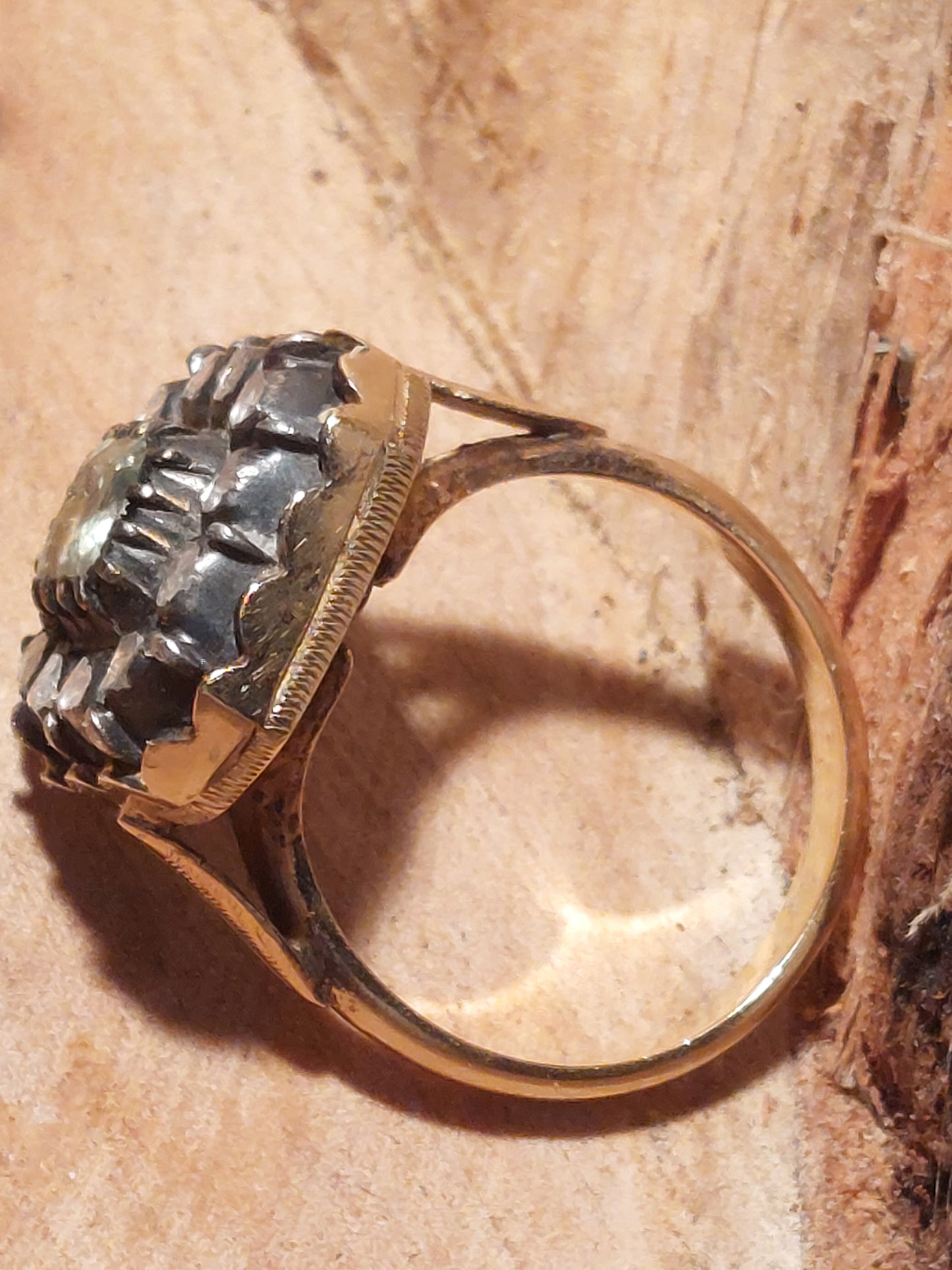 Antik 18 karat guldring med med smaragd og diamanter