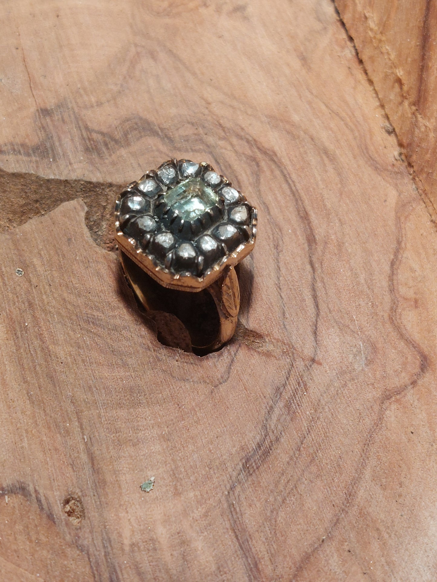 Antik 18 karat guldring med med smaragd og diamanter