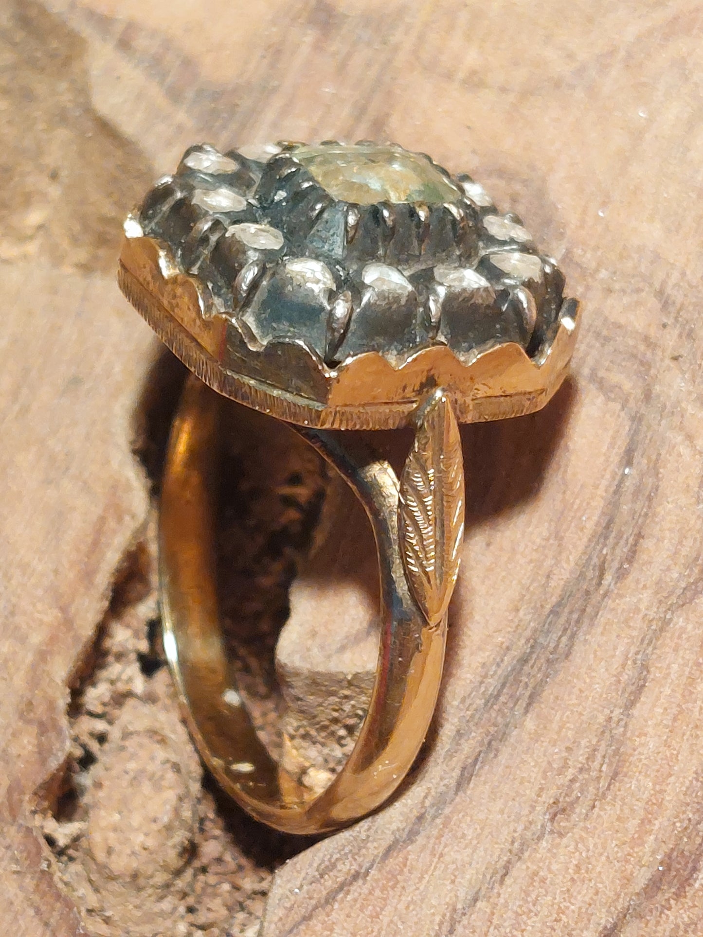 Antik 18 karat guldring med med smaragd og diamanter