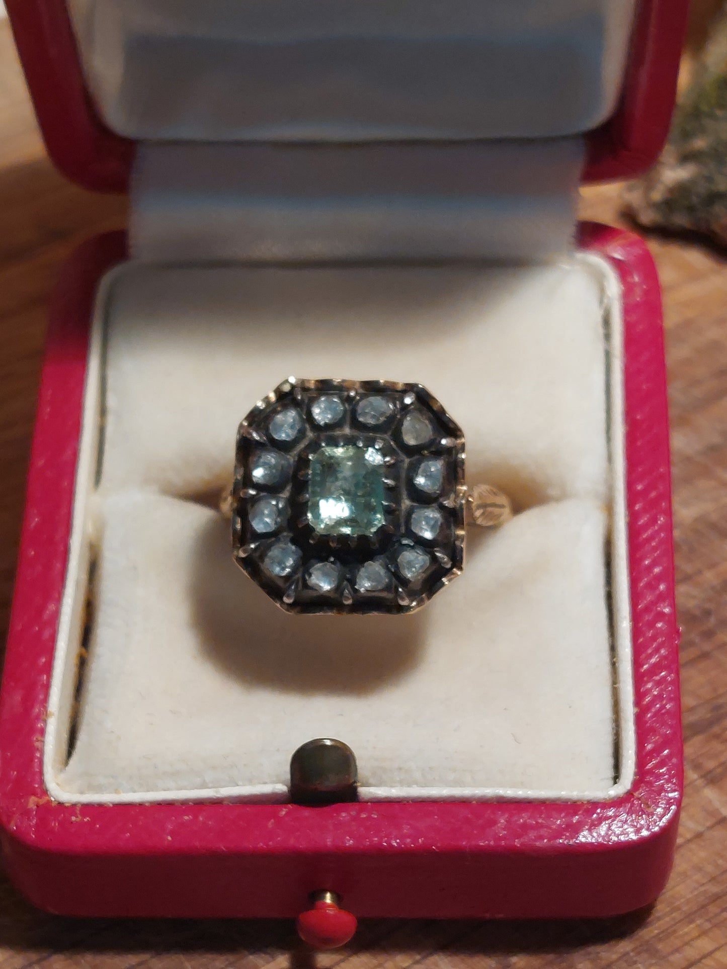 Antik 18 karat guldring med med smaragd og diamanter