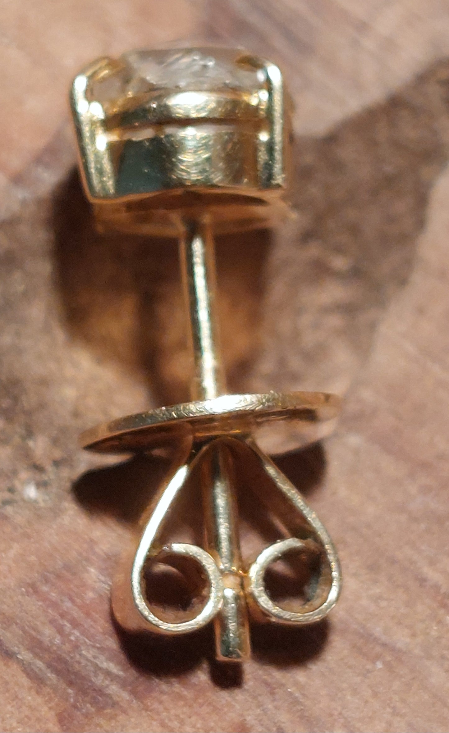 Vintage ørestik i 14 k guld med m/ rosenslebet 0,90 ct diamant