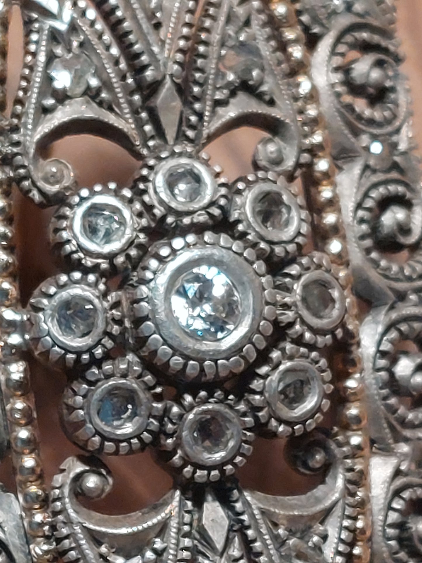 Smuk antik victoriansk guldbroche 19,2 K med diamanter sat i sølv