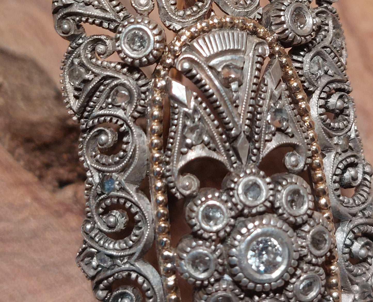 Smuk antik victoriansk guldbroche 19,2 K med diamanter sat i sølv