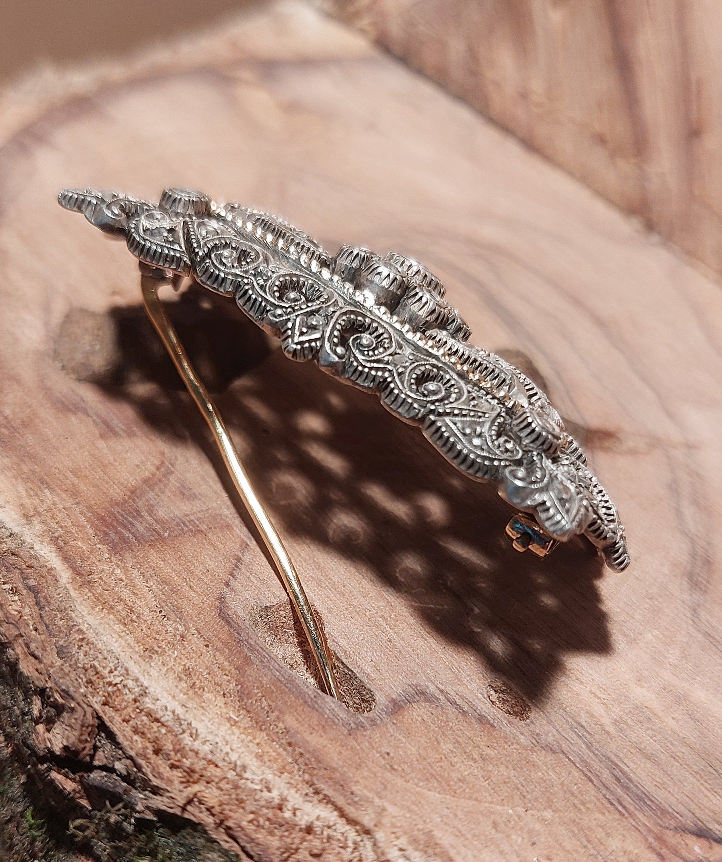 Smuk antik victoriansk guldbroche 19,2 K med diamanter sat i sølv