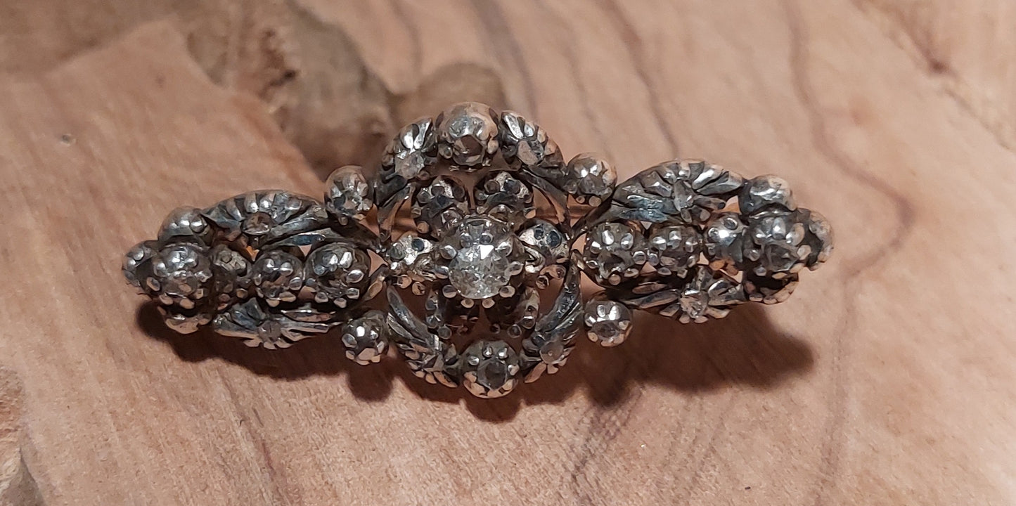 Smuk antik victoriansk guldbroche 19,2 K med diamanter sat i sølv
