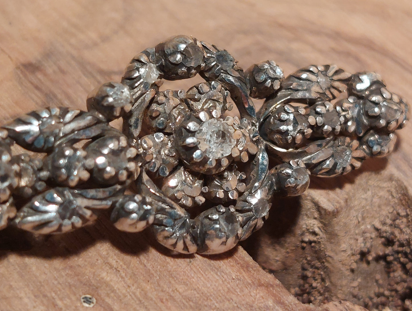 Smuk antik victoriansk guldbroche 19,2 K med diamanter sat i sølv