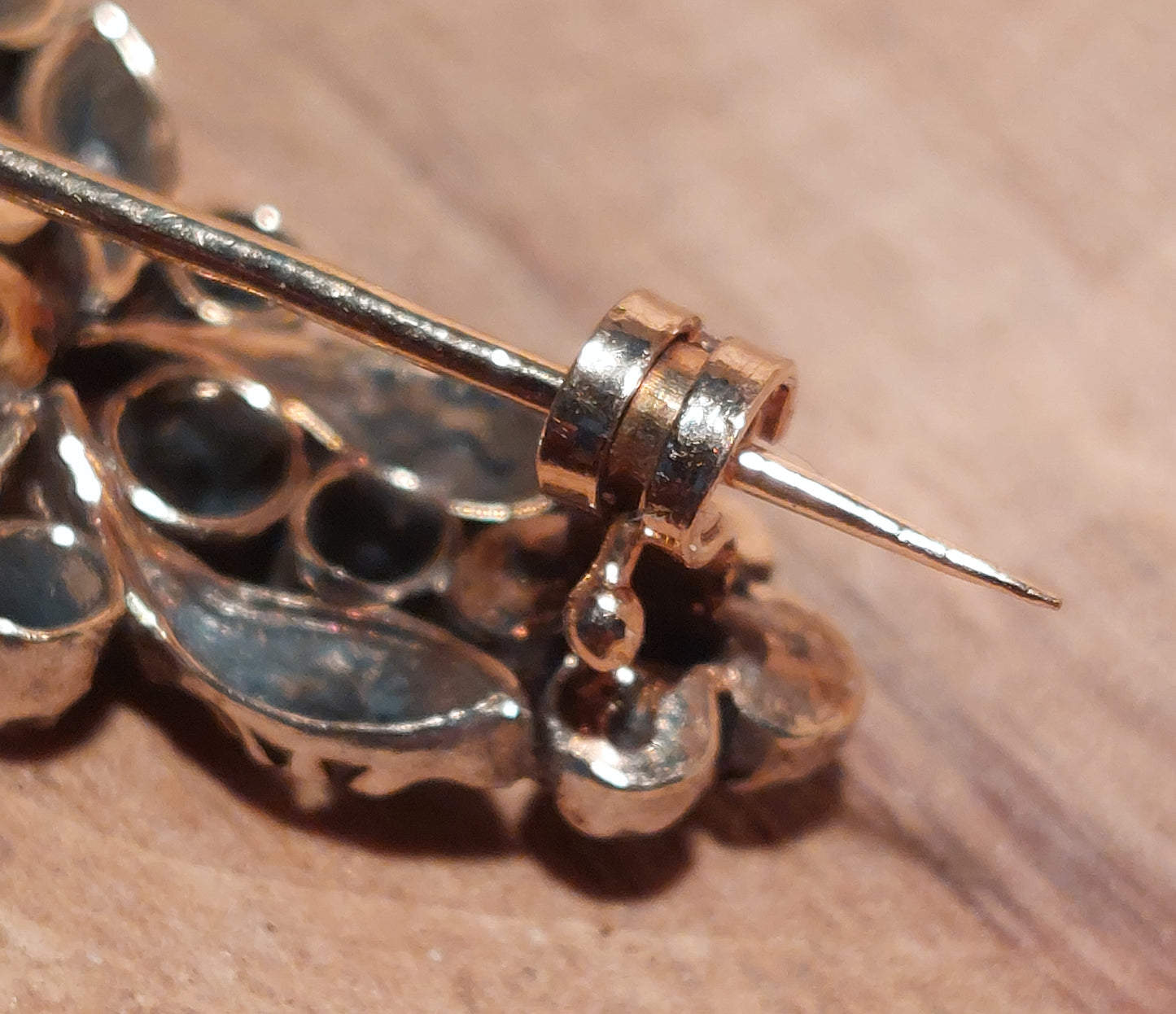 Smuk antik victoriansk guldbroche 19,2 K med diamanter sat i sølv
