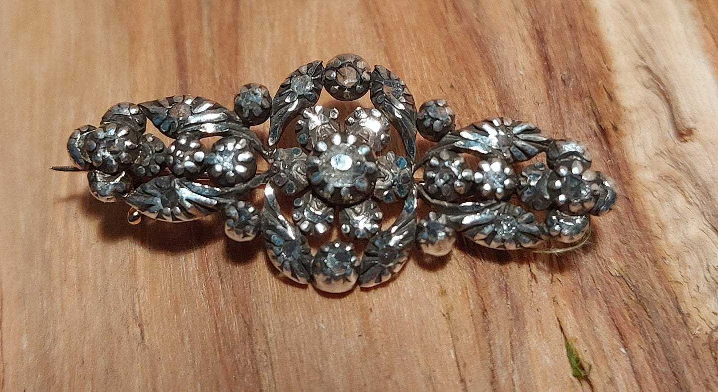 Smuk antik victoriansk guldbroche 19,2 K med diamanter sat i sølv