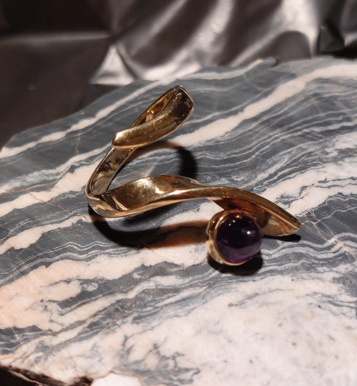 Svunget vintage ring i 14 karat guld med ametyst