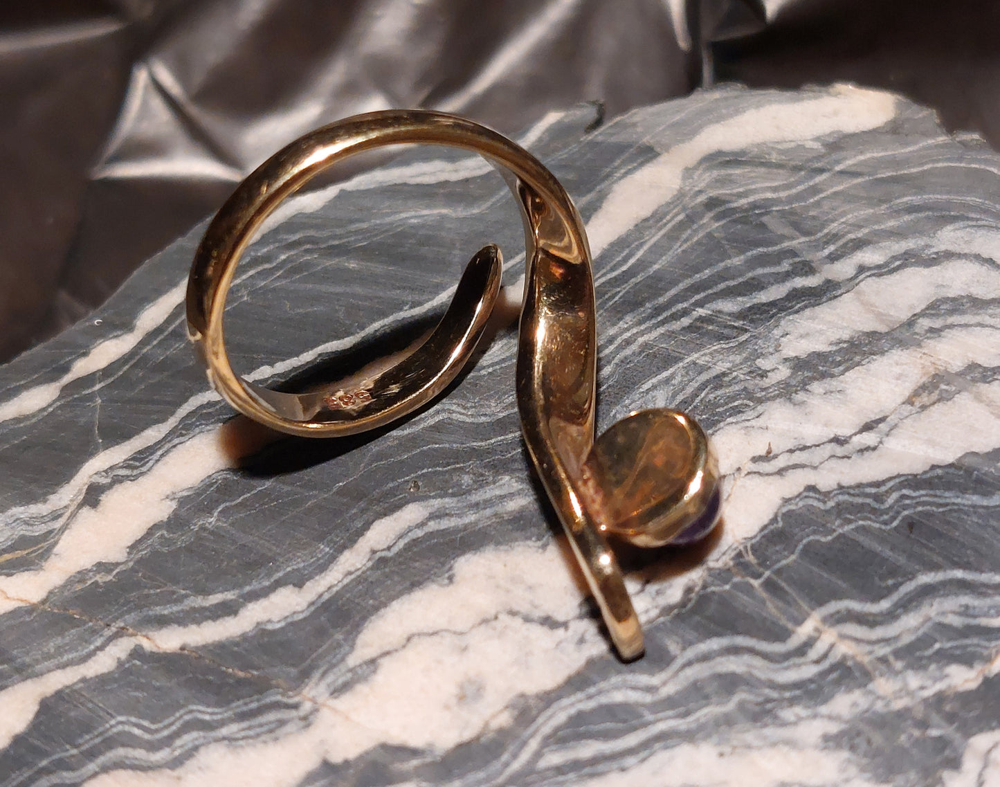 Svunget vintage ring i 14 karat guld med ametyst