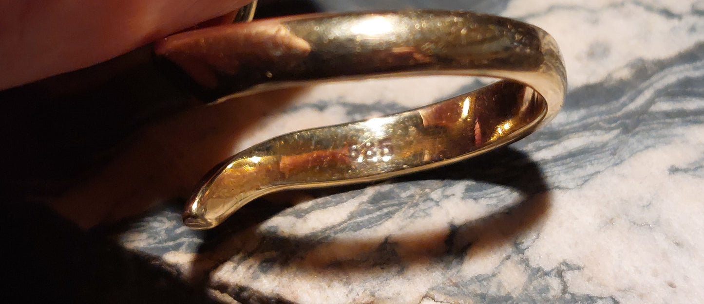 Svunget vintage ring i 14 karat guld med ametyst