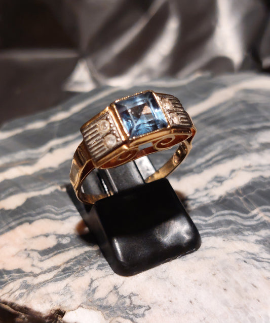 Smuk Art Deco guldring i 18 karat guld med grøn sten og hvide safirer