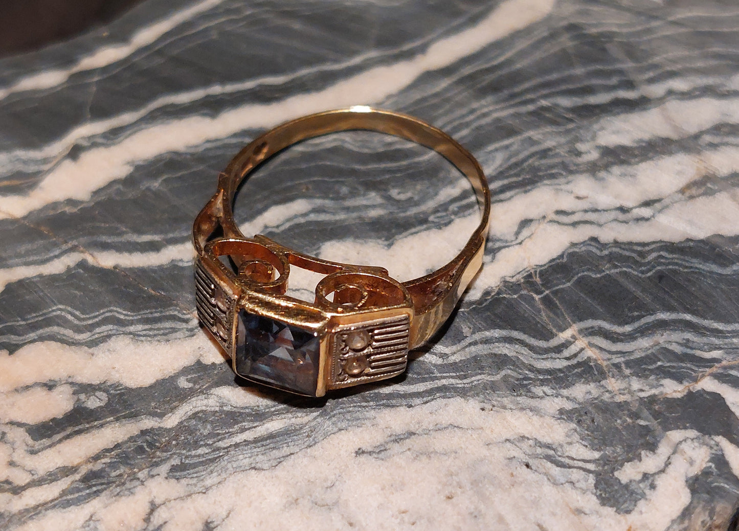Smuk Art Deco guldring i 18 karat guld med grøn sten og hvide safirer
