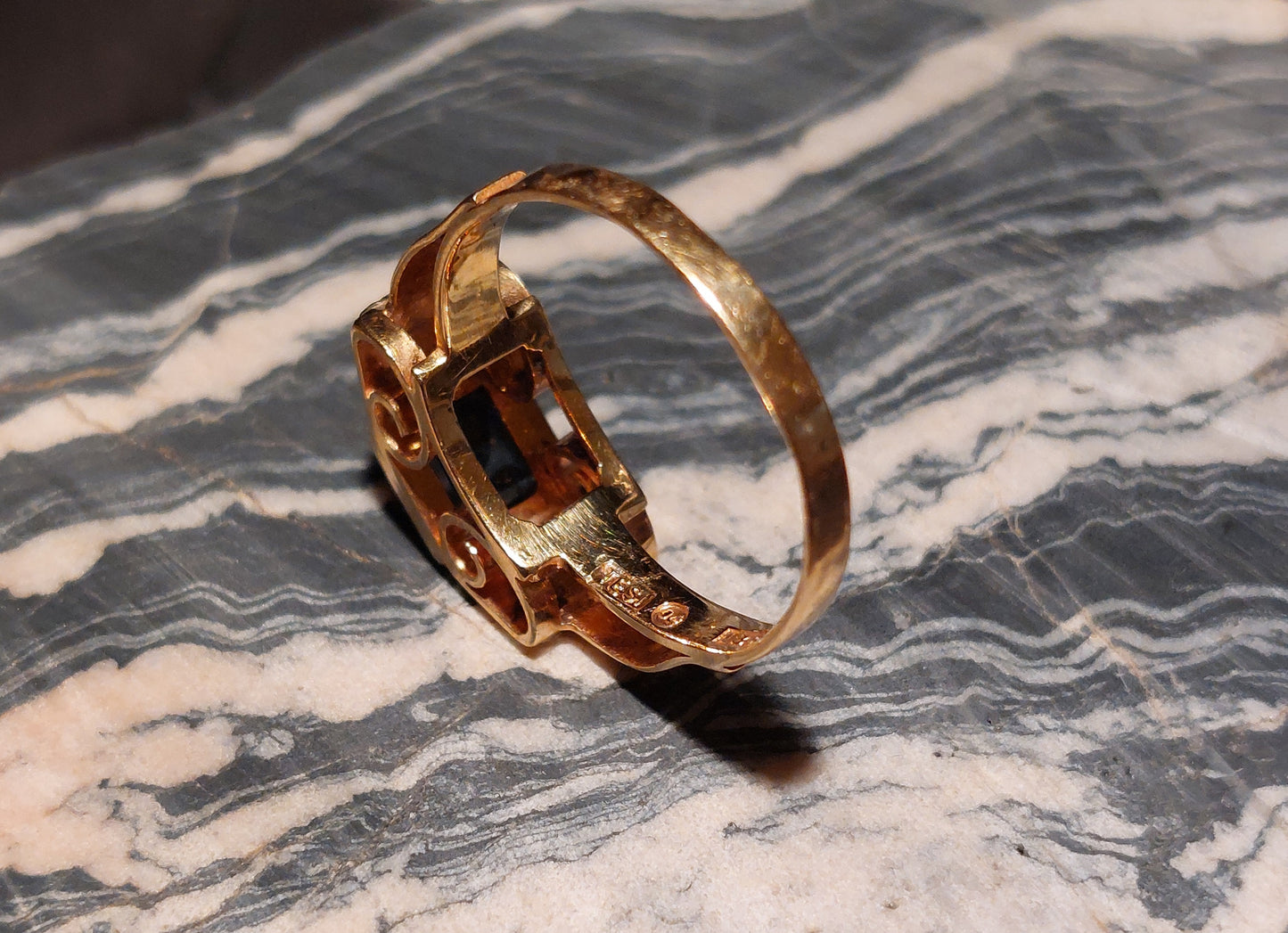 Smuk Art Deco guldring i 18 karat guld med grøn sten og hvide safirer