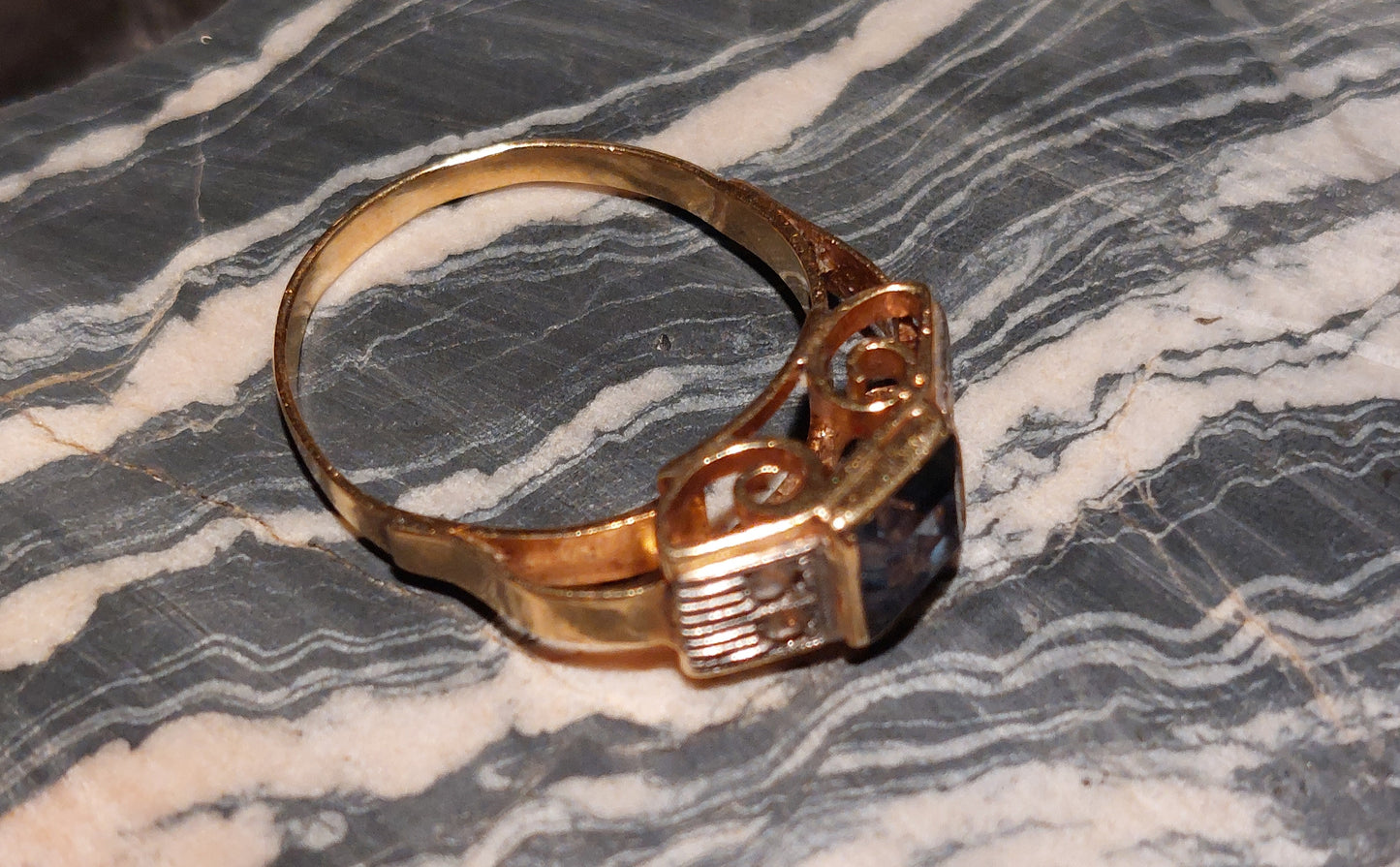Smuk Art Deco guldring i 18 karat guld med grøn sten og hvide safirer