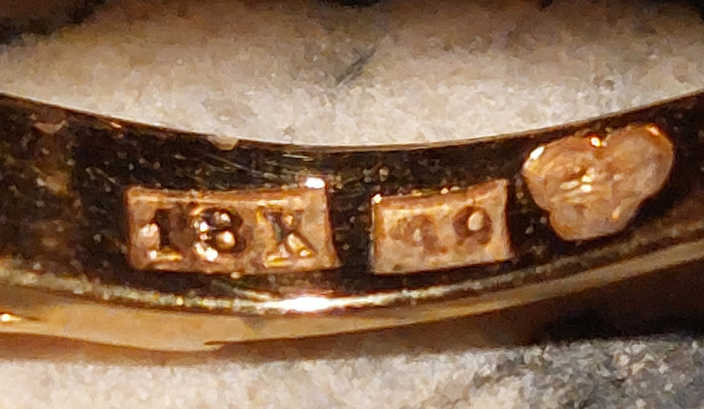 Smuk Art Deco guldring i 18 karat guld med grøn sten og hvide safirer