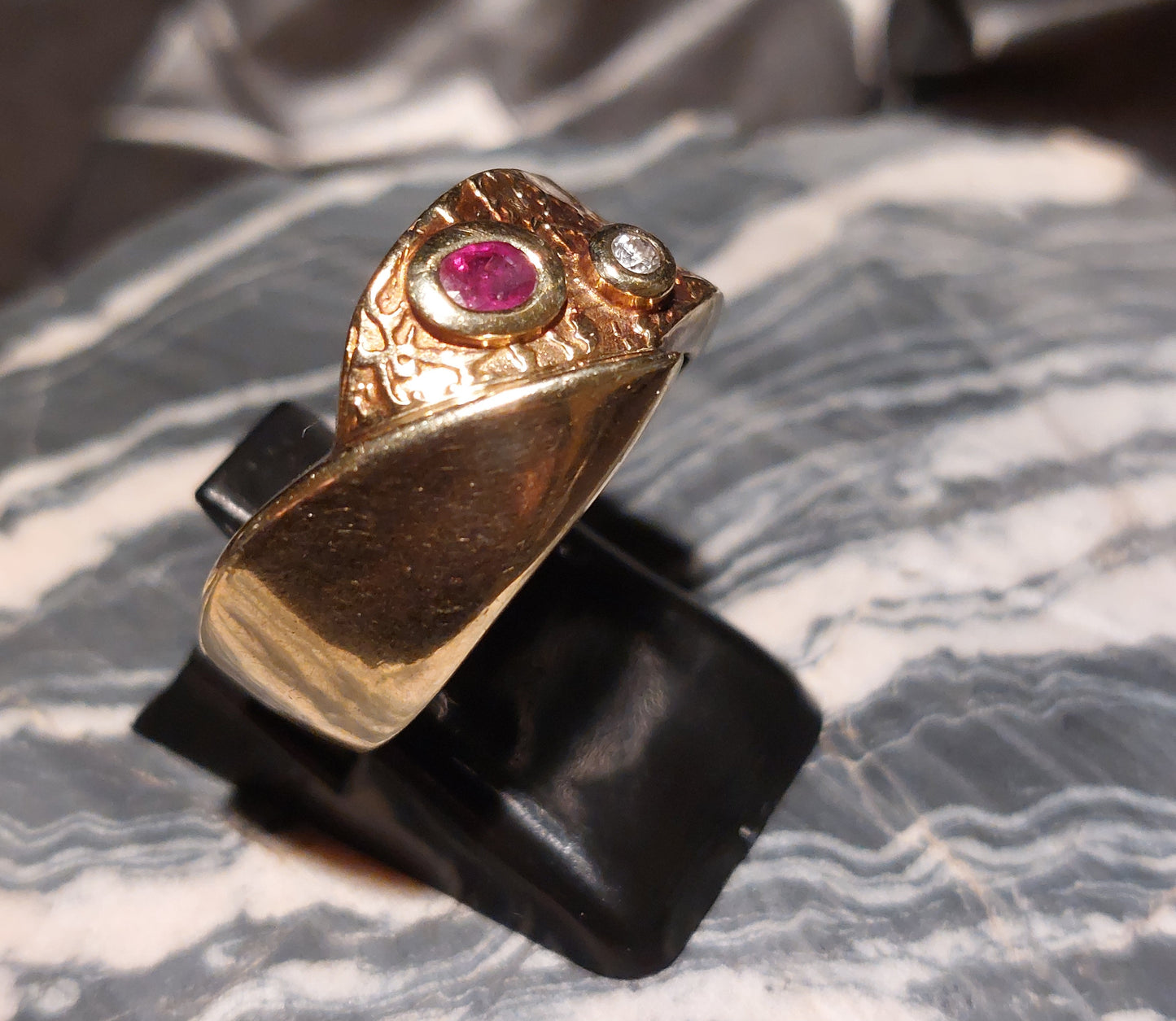 Kraftig unika vintage 14 karat guldring m/rubin og brillant