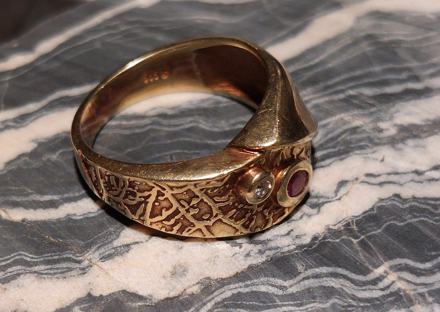 Kraftig unika vintage 14 karat guldring m/rubin og brillant