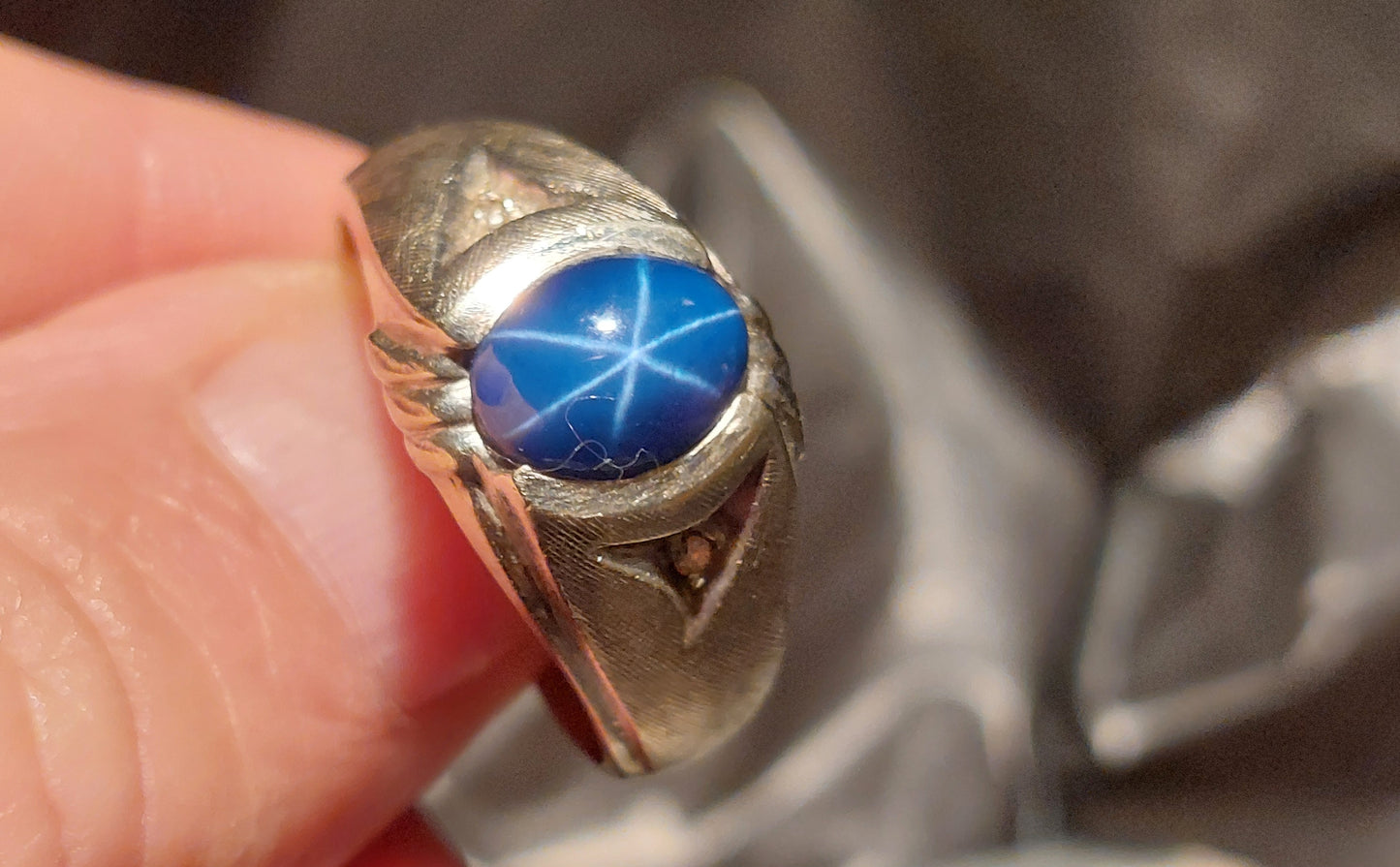 Vintage 10 karat hvidguldsring med stjernesafir og diamanter