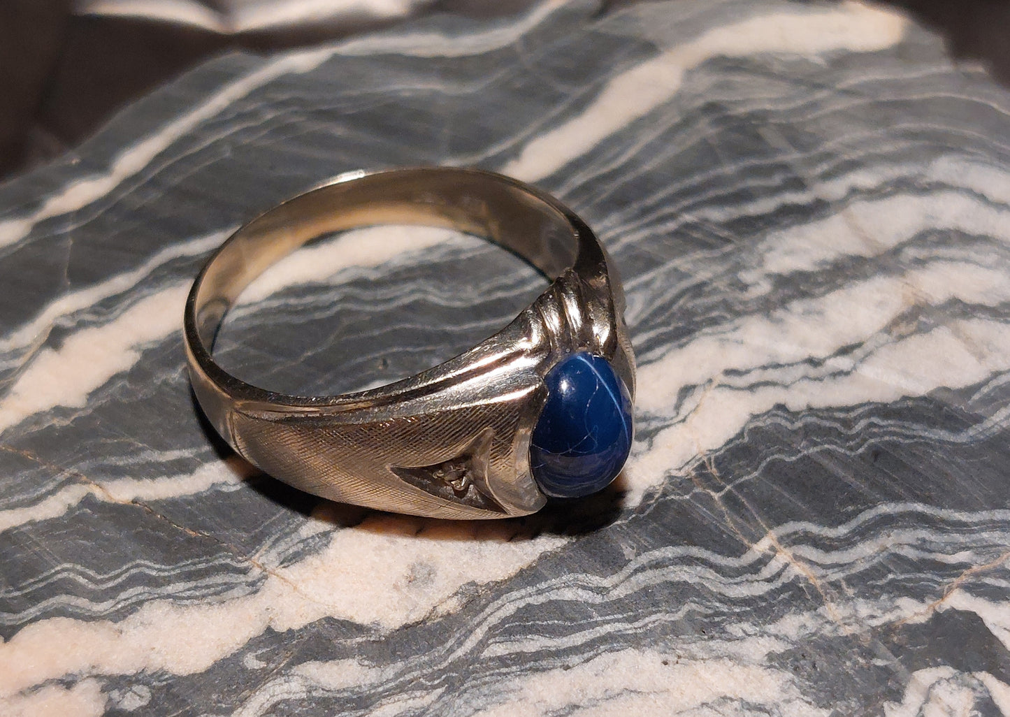 Vintage 10 karat hvidguldsring med stjernesafir og diamanter