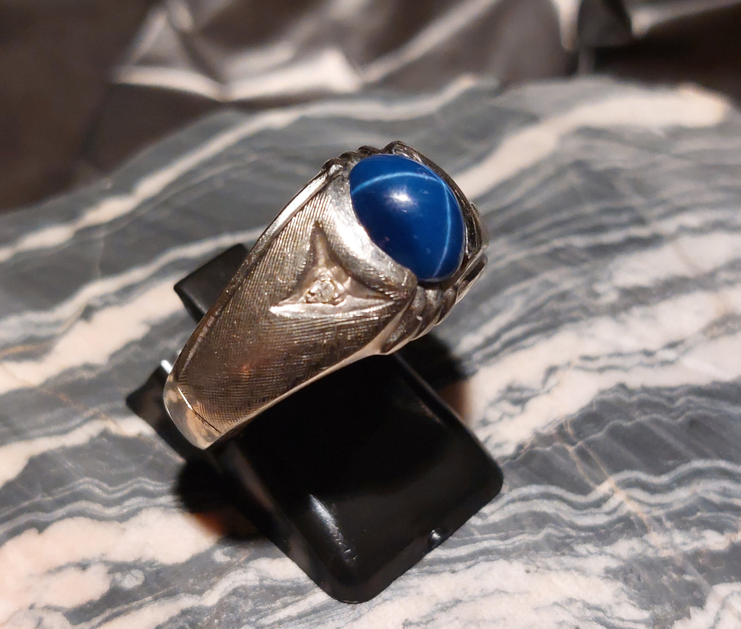 Vintage 10 karat hvidguldsring med stjernesafir og diamanter