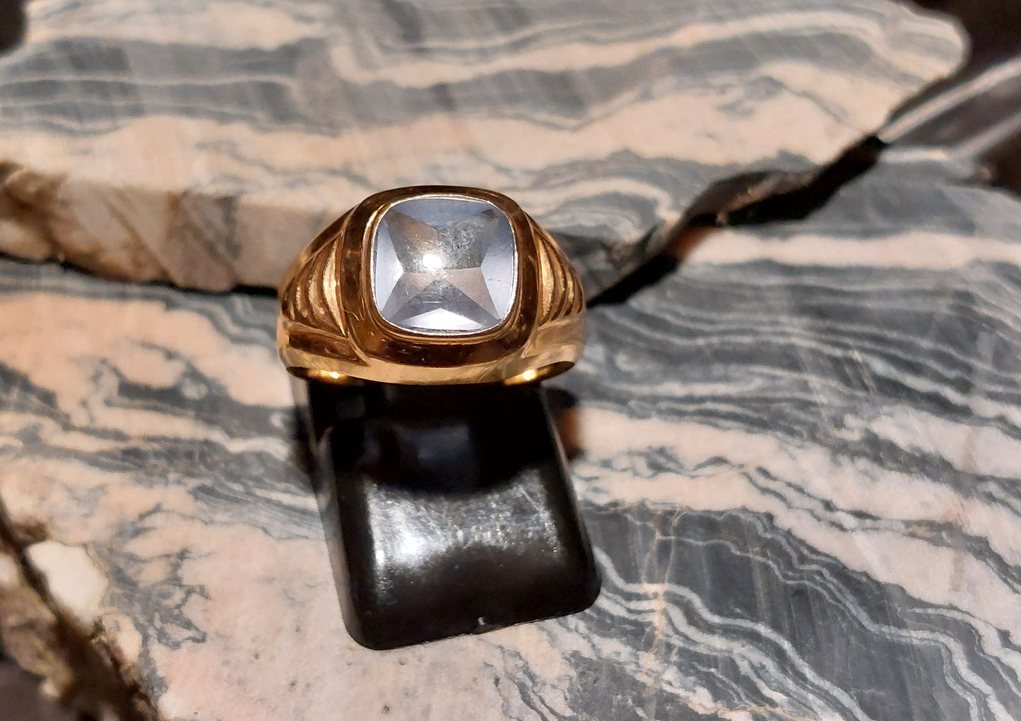 Vintage 18 karat guldring med akvamarin