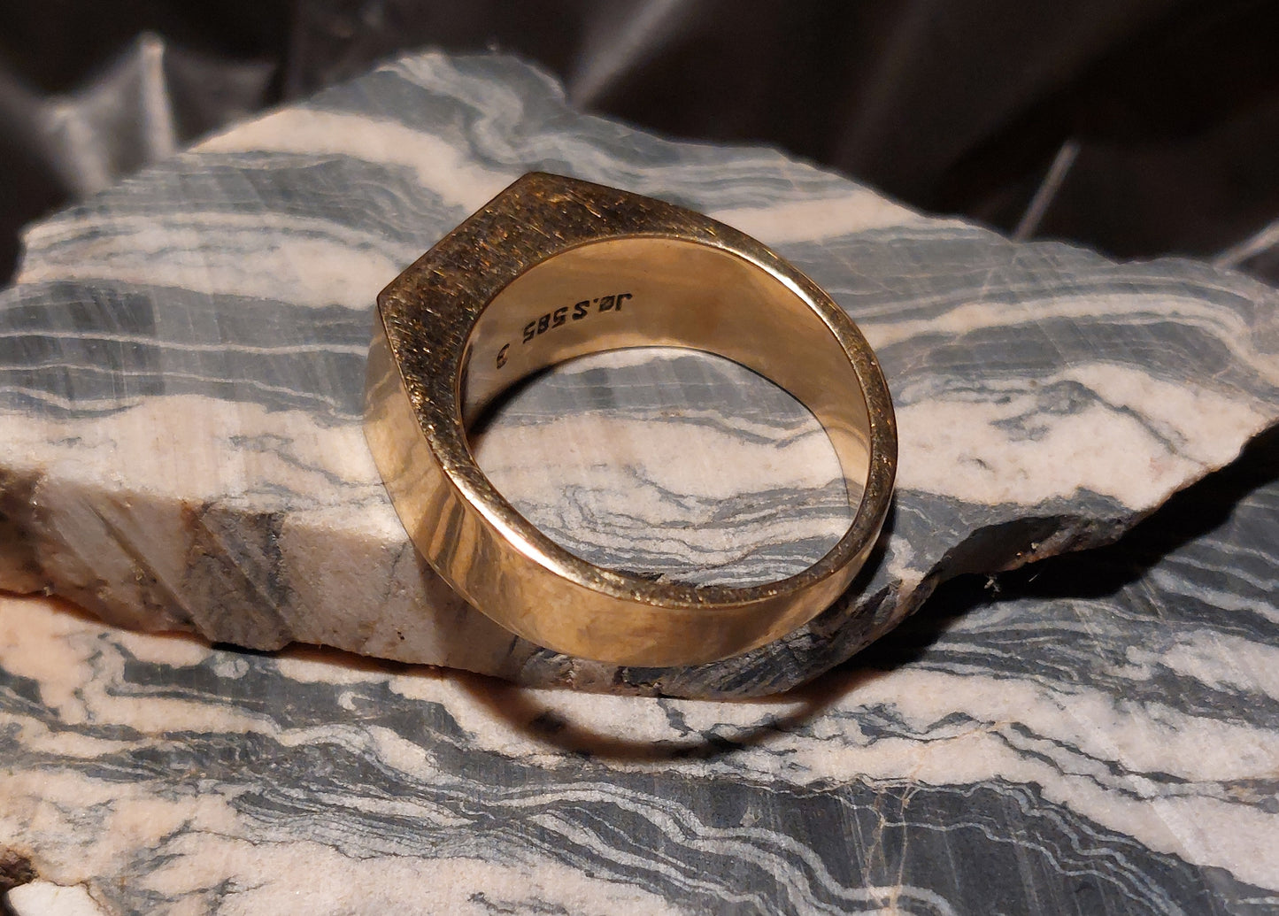 Vintage signet guldring med klar safir