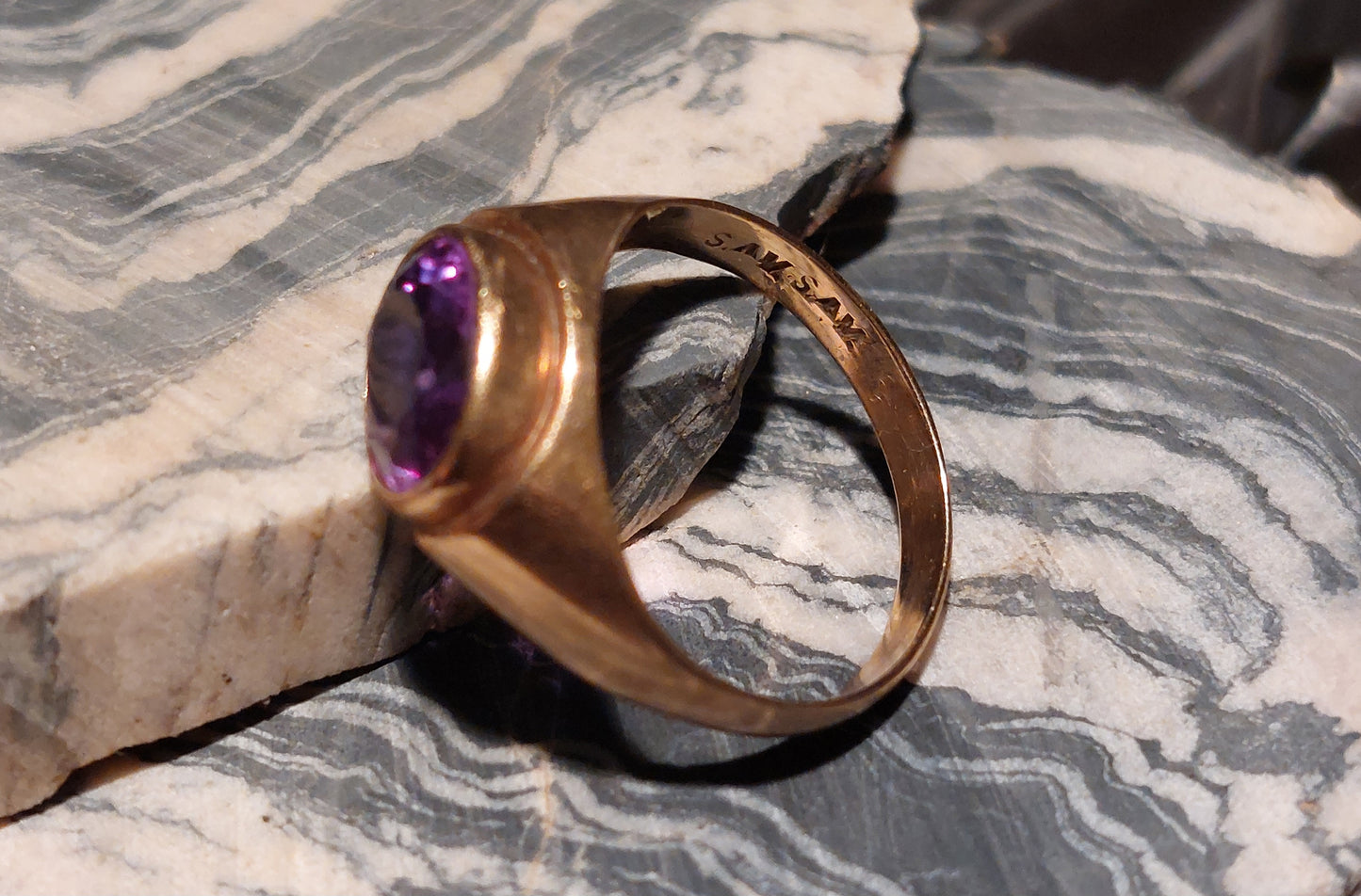 Vintage 8 karat guldring med oval ametyst