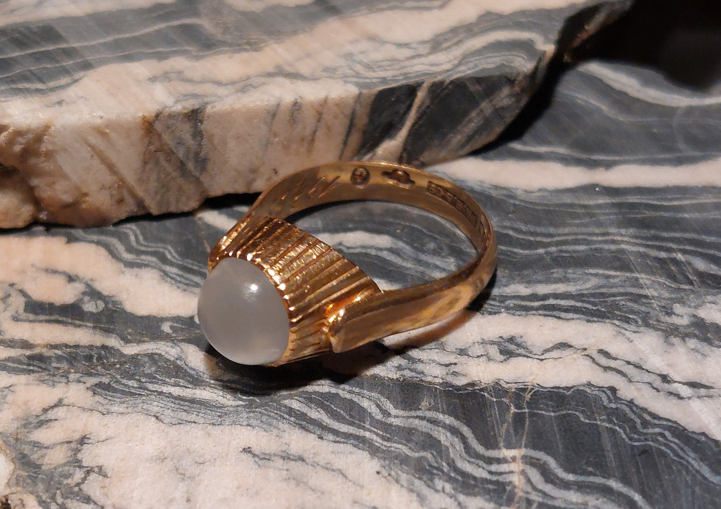 Vintage 18 karat guldring med månesten
