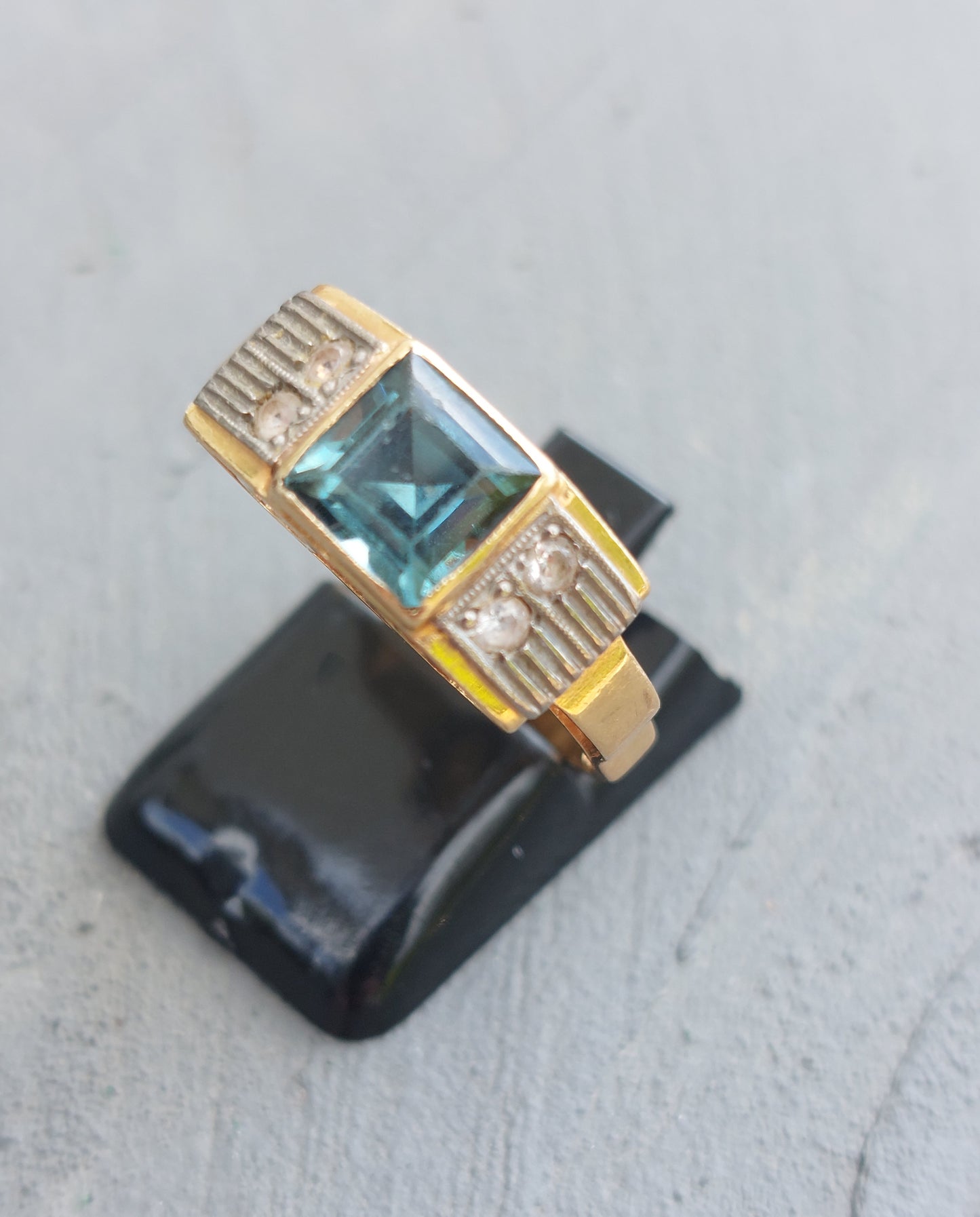 Smuk Art Deco guldring i 18 karat guld med grøn sten og hvide safirer