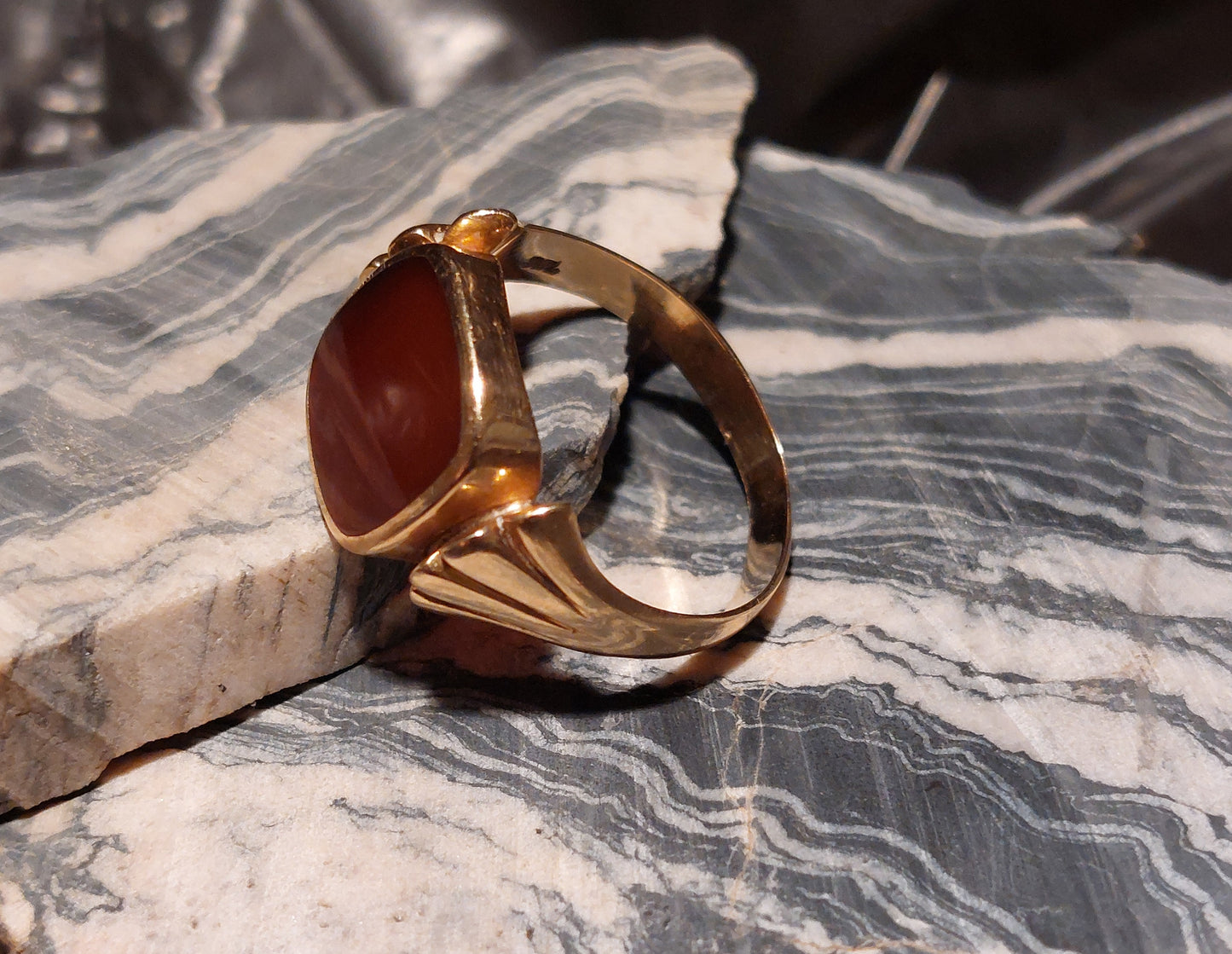 Kraftig vintage signetring i 14 karat guld med karneol