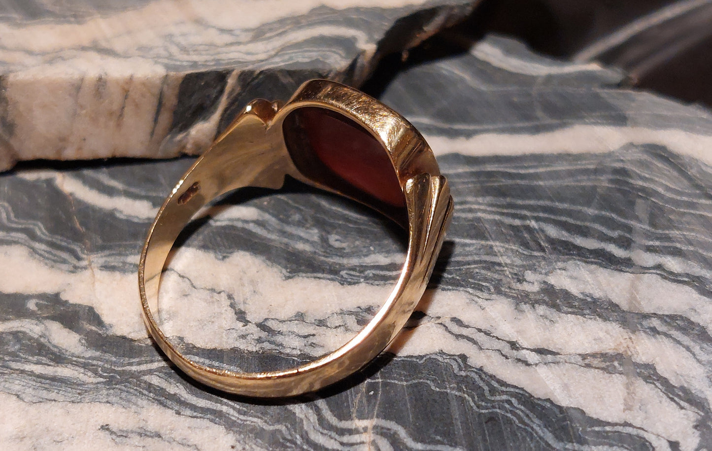 Kraftig vintage signetring i 14 karat guld med karneol