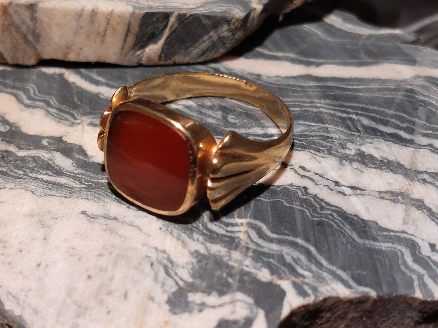 Kraftig vintage signetring i 14 karat guld med karneol