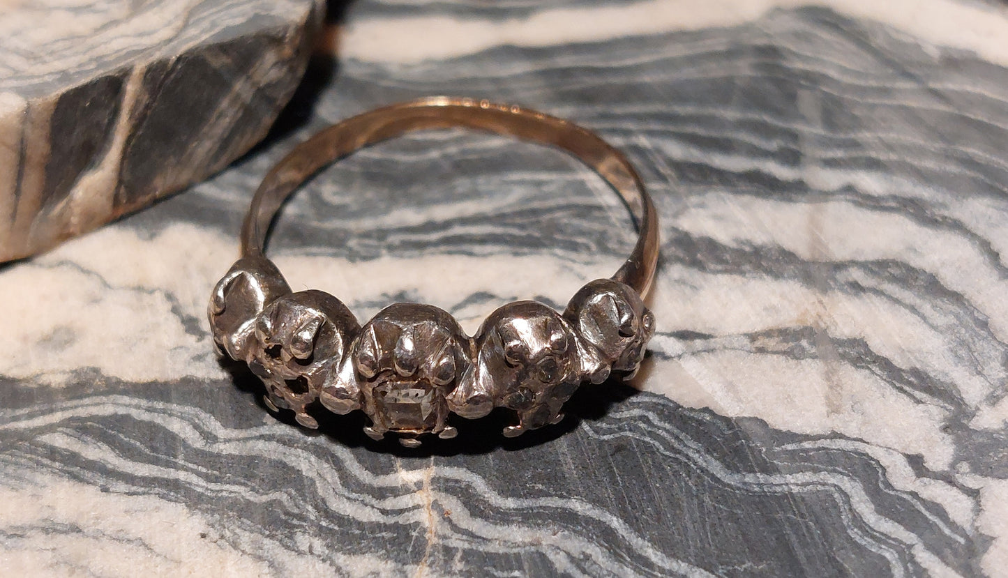 Antik guldring med champagnefarvet centerdiamant