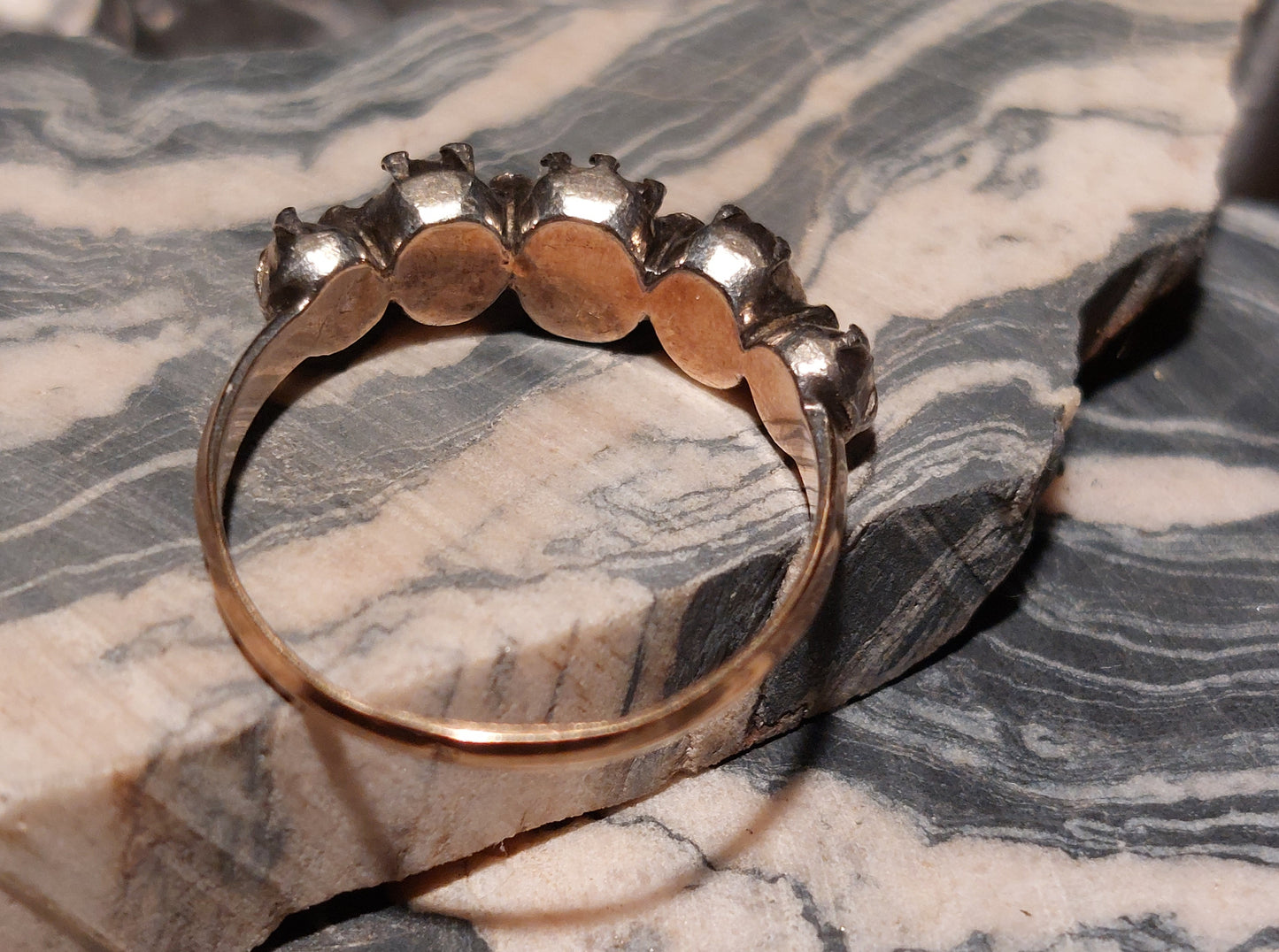 Antik guldring med champagnefarvet centerdiamant