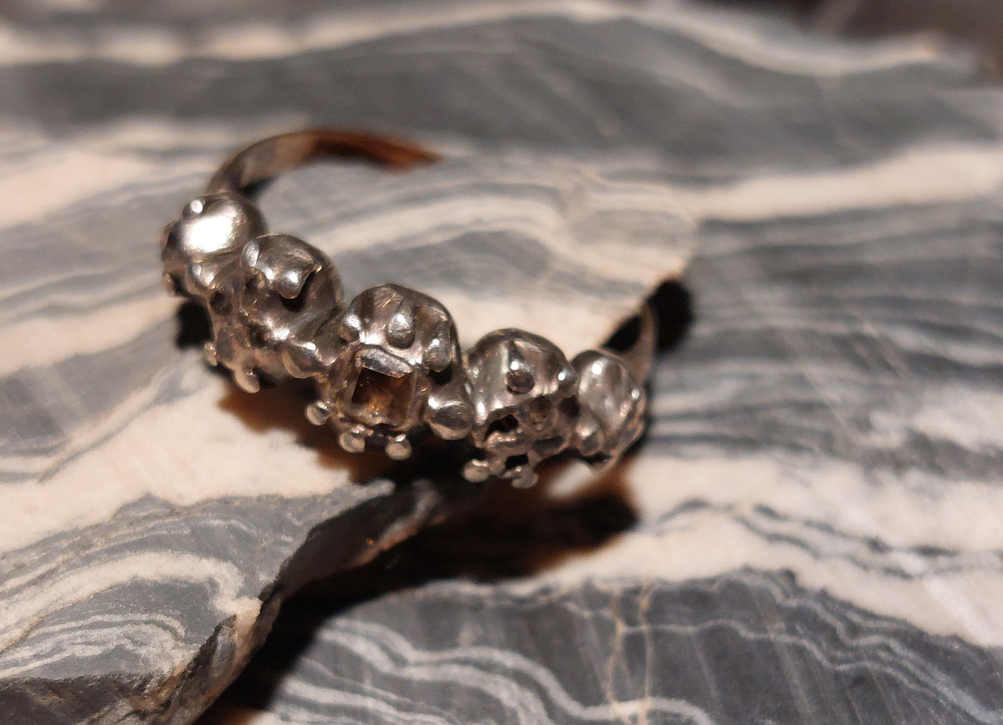 Antik guldring med champagnefarvet centerdiamant