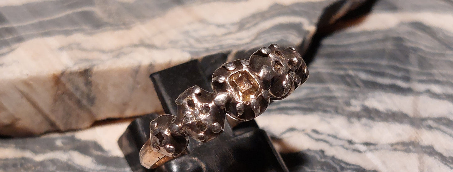 Antik guldring med champagnefarvet centerdiamant