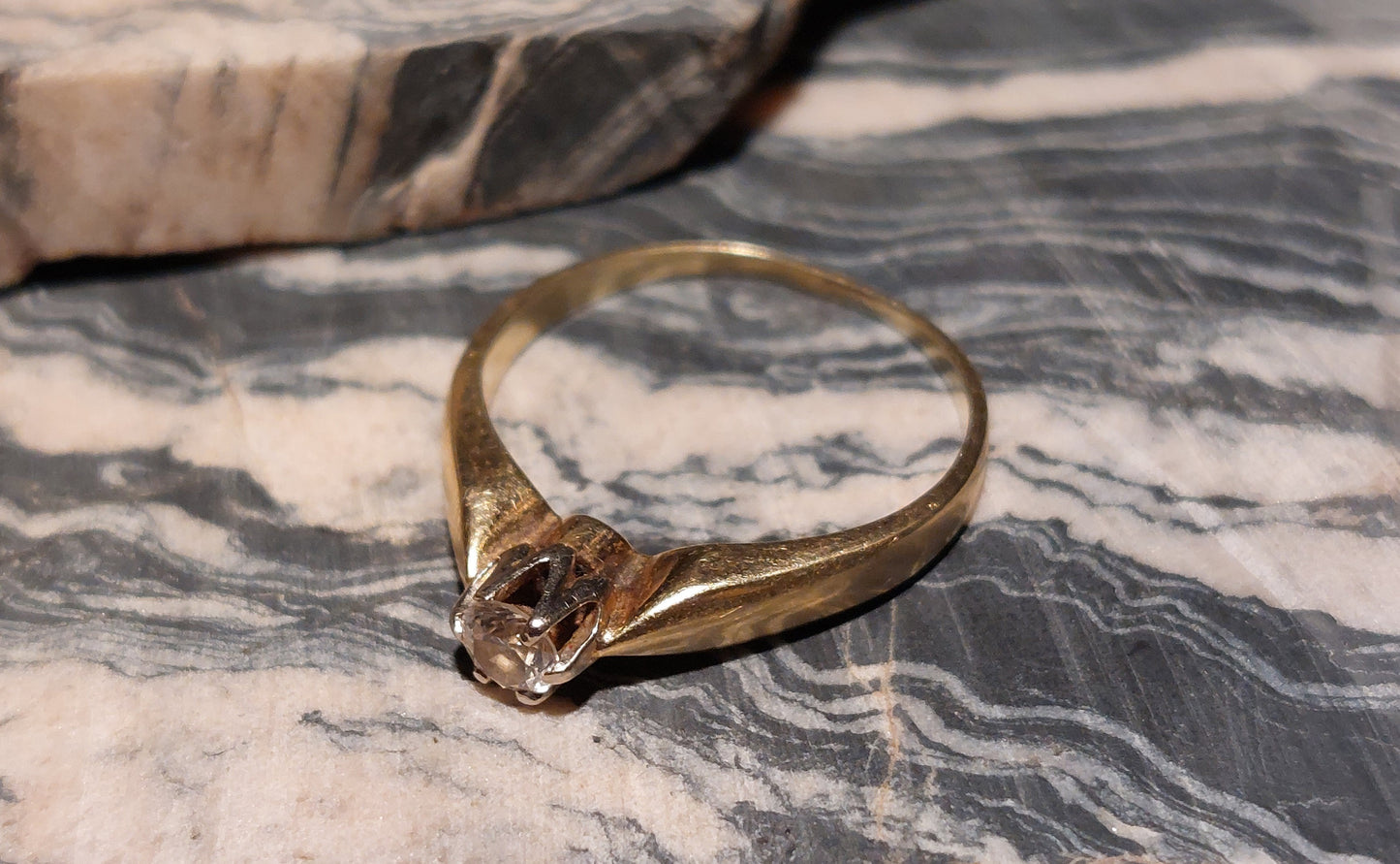 Vintage solitairering i 14 karat guld med 0,2 ct brillant