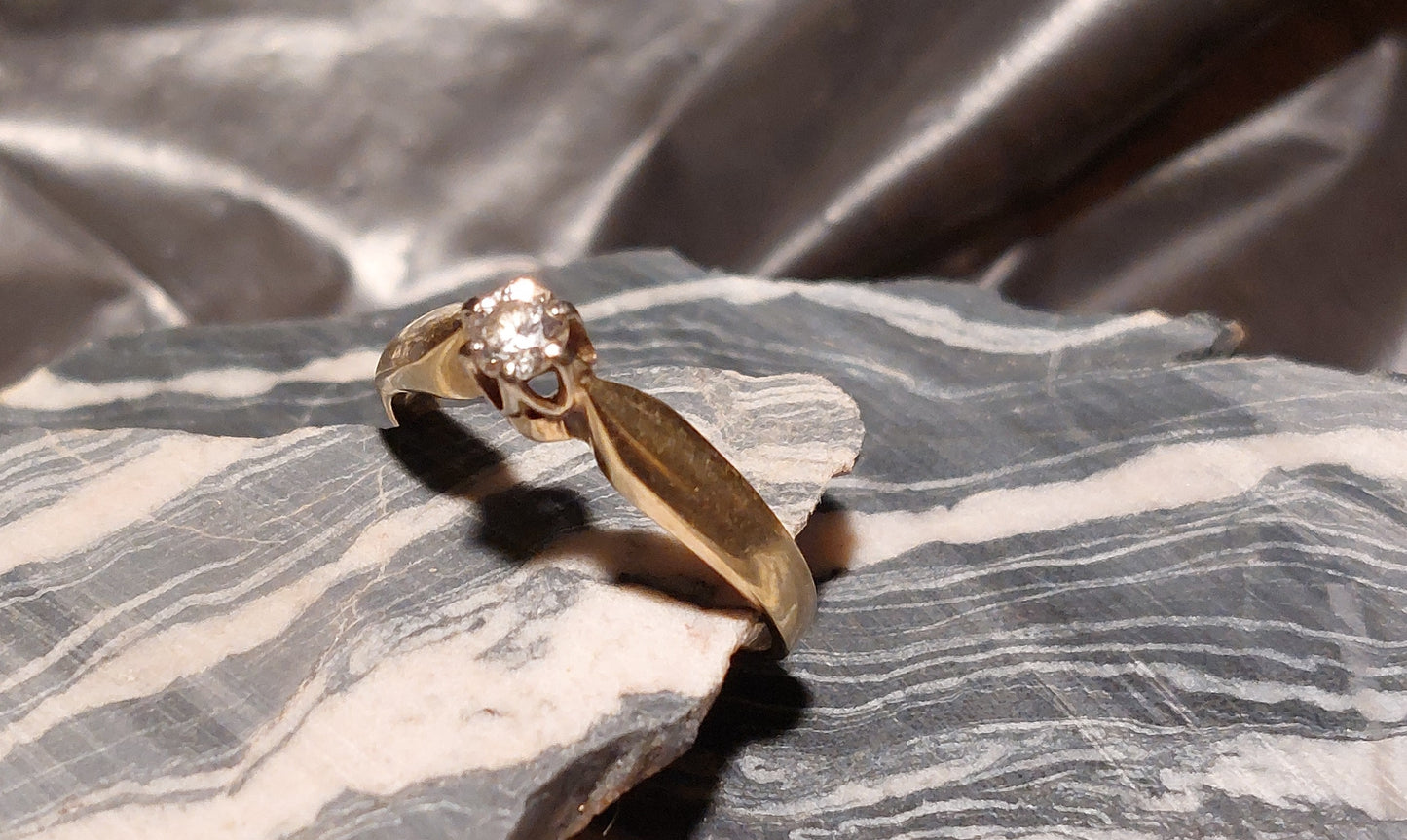 Vintage solitairering i 14 karat guld med 0,2 ct brillant
