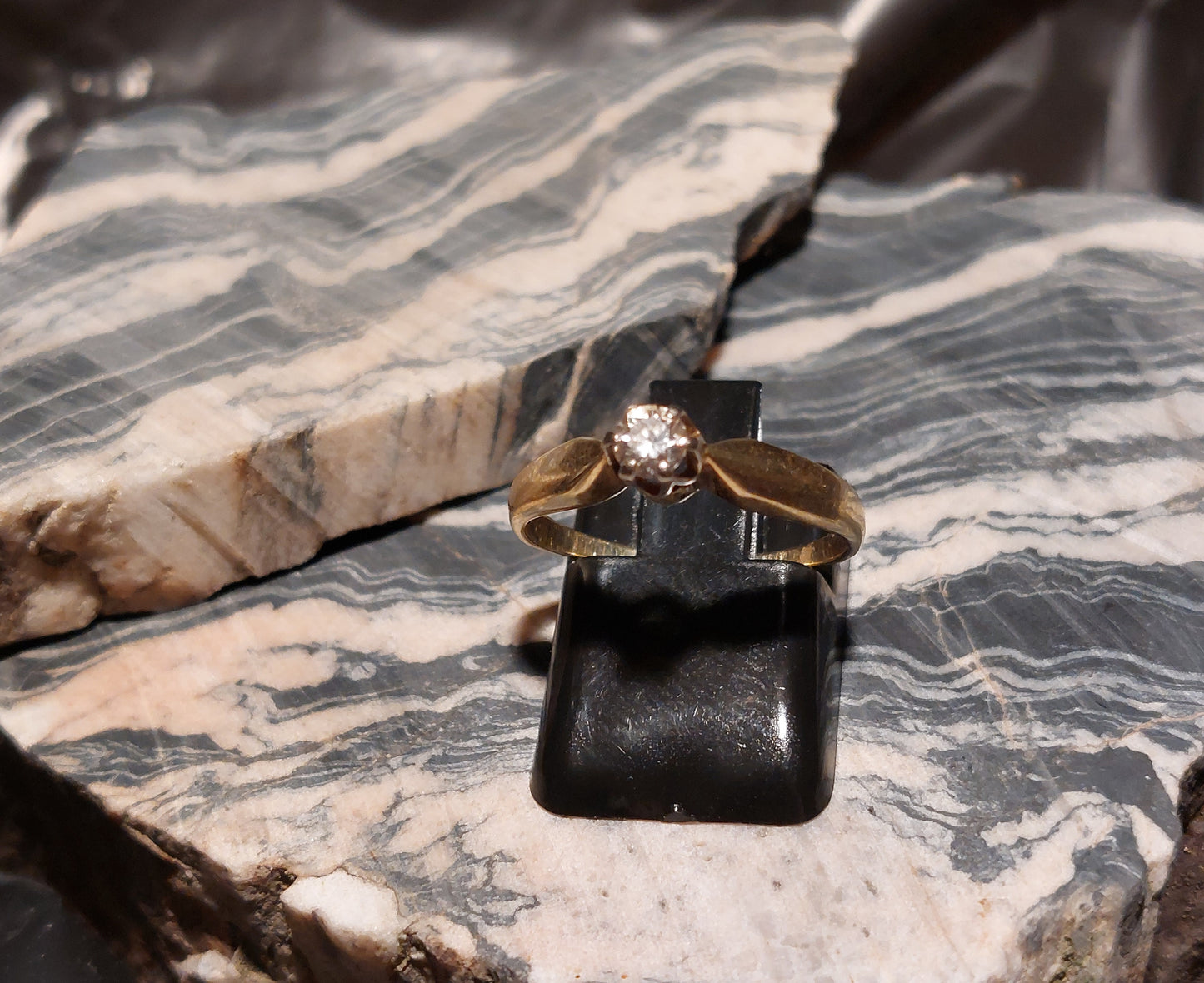 Vintage solitairering i 14 karat guld med 0,2 ct brillant