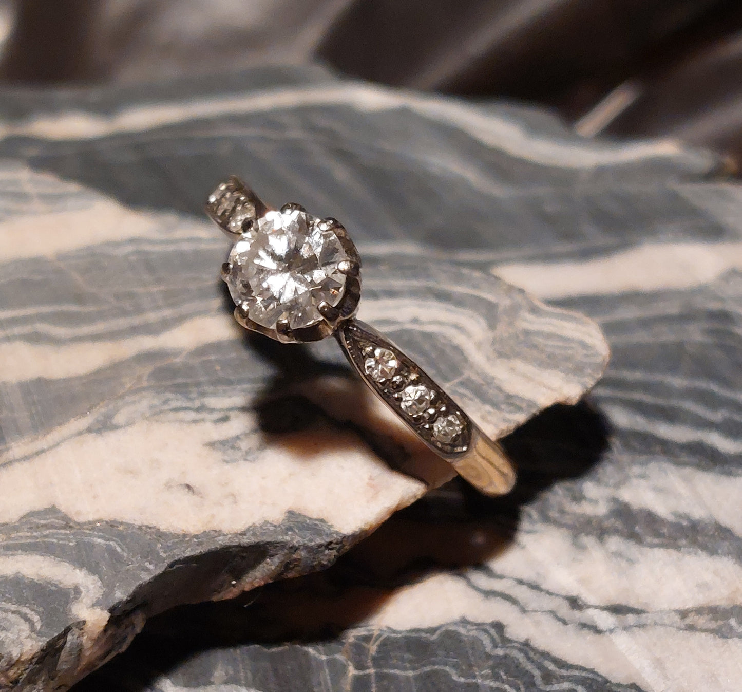 Antik 18 karat guldring med 0,5 ct brillant