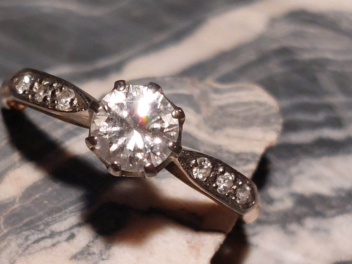 Antik 18 karat guldring med 0,5 ct brillant