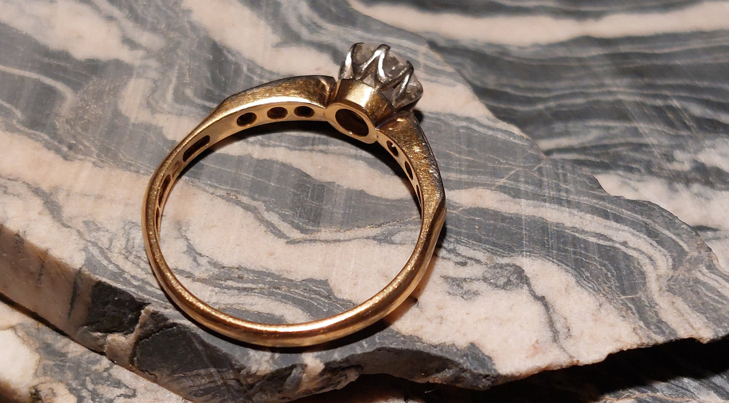 Antik 18 karat guldring med 0,5 ct brillant